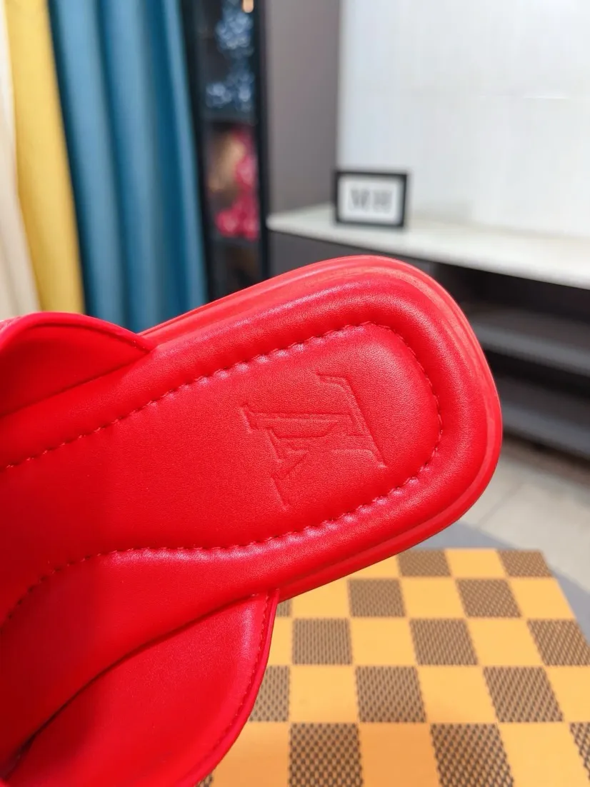Men's shoes 💰380🌹🌹 (lv-Louis Vuitton) New men's slippers, high-end boutique, exquisite embossed logo decoration on the upper, fine workmanship, super soft soles, casual, loose and comfortable, a must-have in summer! \nsize：38-44